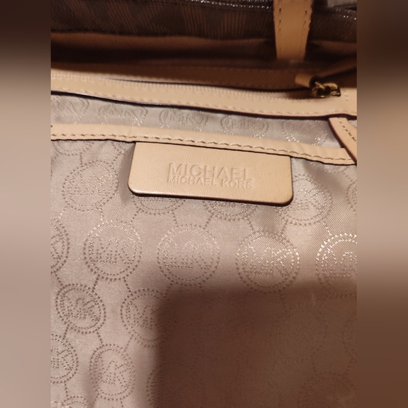 MICHAEL KORS MK Logo East West Signature Large Tote Brown Logo Charm - Picture 3 of 10